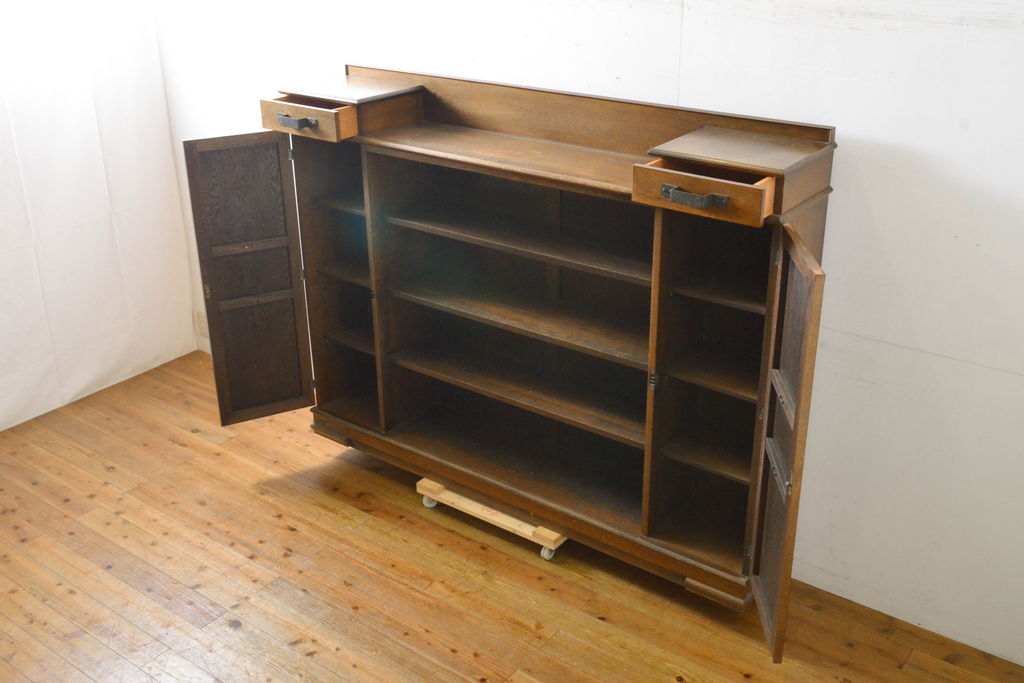和製アンティーク　モダンデザイン　ナラ材　日本のアンティークでは珍しいデザインのサイドボード(本棚、ブックケース、本箱、書棚、戸棚、収納棚)(R-061505)