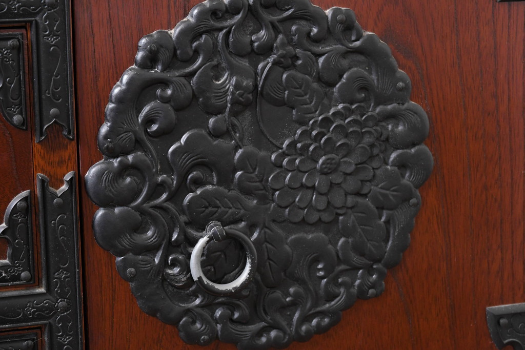 中古　美しい欅(ケヤキ)の杢目と重厚な金具の民芸和箪笥(和タンス、収納箪笥、引き出し、整理タンス、衣装箪笥)(R-083254)