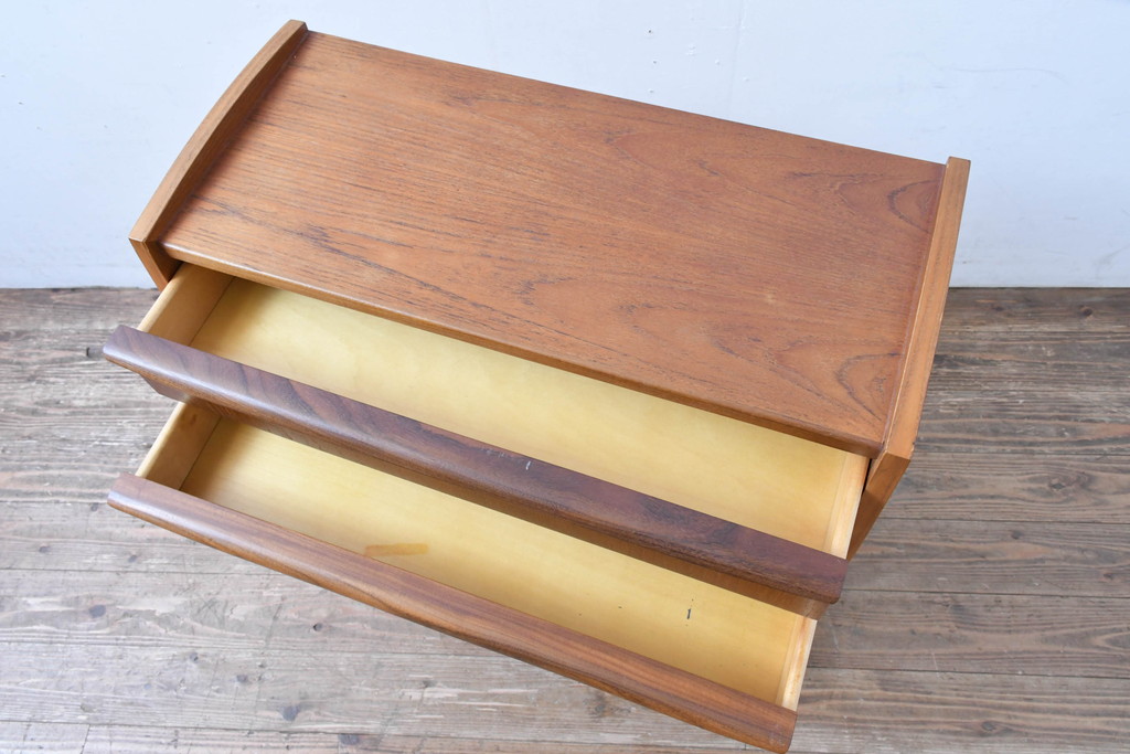 デンマークビンテージ　美品　 HAKUHANMOKUZAI(白半木材)　チーク材　すらっとした脚が愛らしいスモールチェスト(サイドチェスト、引き出し、サイドボード、ヴィンテージ、北欧)(R-083265)