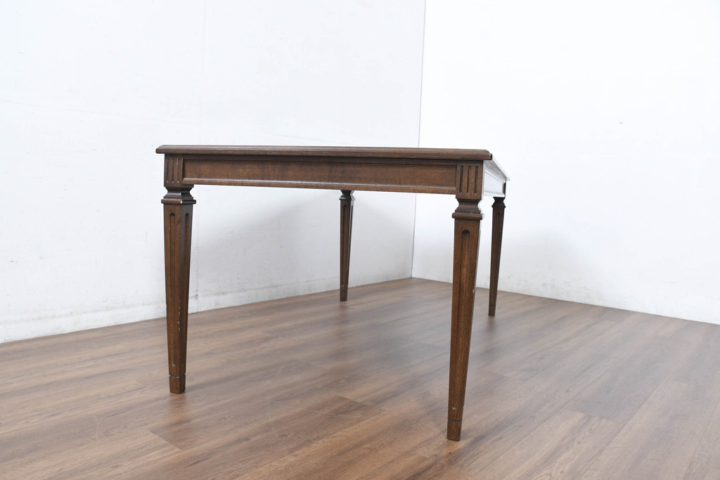中古　カリモク家具(karimoku)　domani(ドマーニ)　QUEENS LIFE (クイーンズライフ)　ヒッコリーブラウン　落ち着いた色合いと細部に宿る丁寧な作りがお部屋を優雅に演出するダイニングテーブル(食卓、4人掛け、4人用)(定価約32万円)(R-083232)