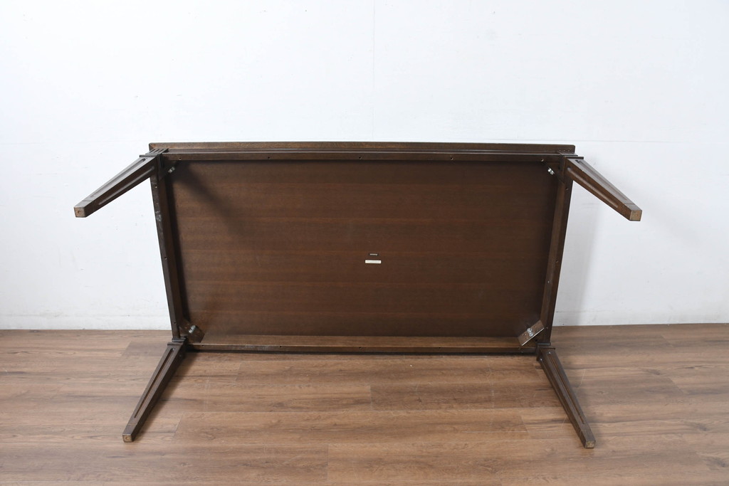 中古　カリモク家具(karimoku)　domani(ドマーニ)　QUEENS LIFE (クイーンズライフ)　ヒッコリーブラウン　落ち着いた色合いと細部に宿る丁寧な作りがお部屋を優雅に演出するダイニングテーブル(食卓、4人掛け、4人用)(定価約32万円)(R-083232)