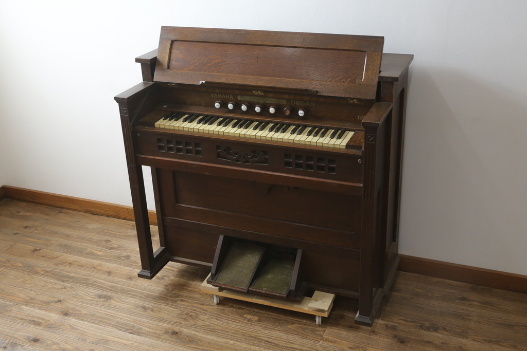 ジャンク品　和製アンティーク　昭和初期　YAMAHA(山葉・ヤマハ)　クラシカルなデザインが目を引く上質な楢(ナラ)材のオルガン(オブジェ、ディスプレイ)(R-083123)