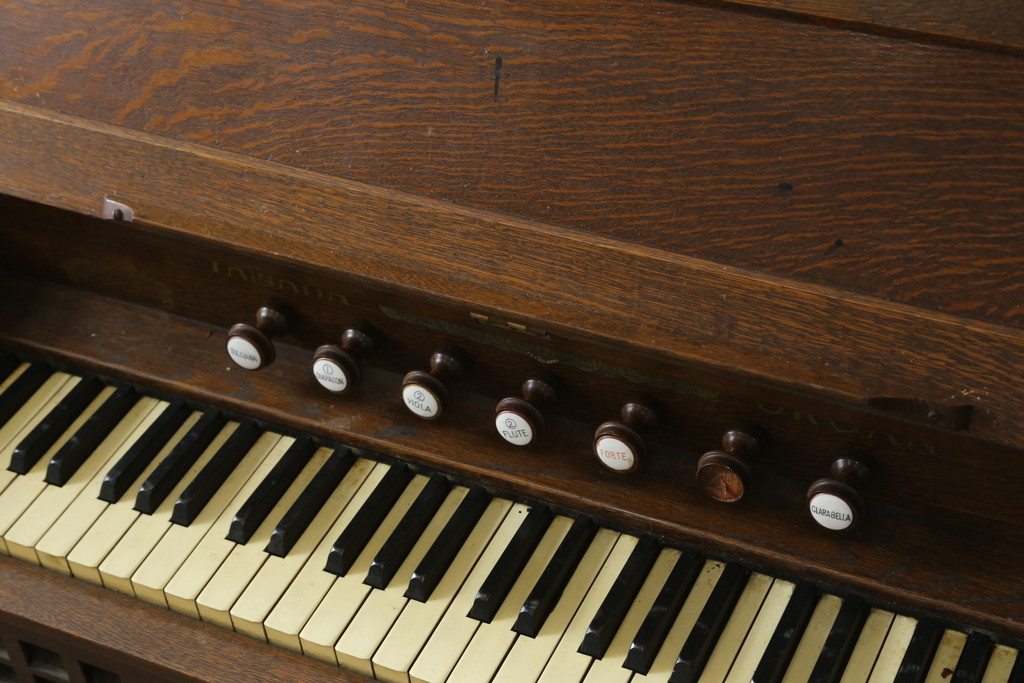 ジャンク品　和製アンティーク　昭和初期　YAMAHA(山葉・ヤマハ)　クラシカルなデザインが目を引く上質な楢(ナラ)材のオルガン(オブジェ、ディスプレイ)(R-083123)
