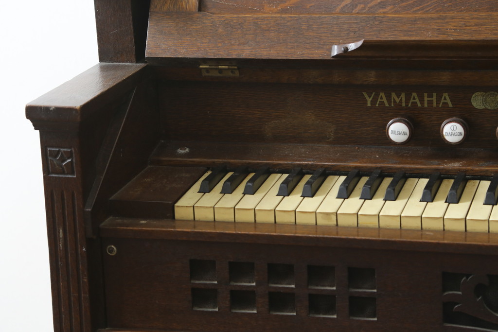 ジャンク品　和製アンティーク　昭和初期　YAMAHA(山葉・ヤマハ)　クラシカルなデザインが目を引く上質な楢(ナラ)材のオルガン(オブジェ、ディスプレイ)(R-083123)