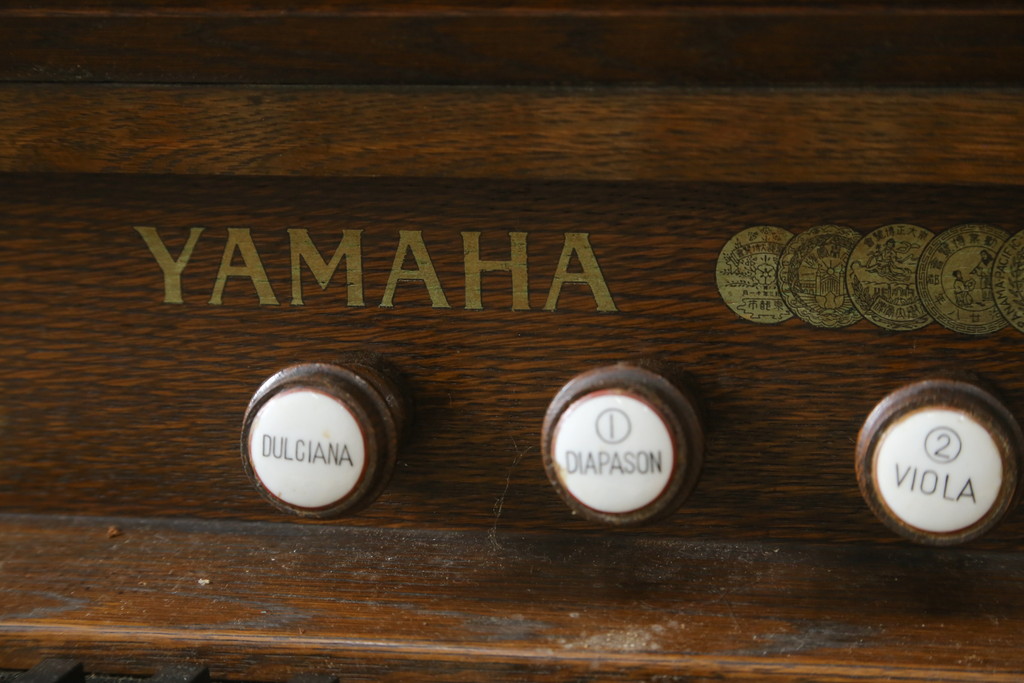 ジャンク品　和製アンティーク　昭和初期　YAMAHA(山葉・ヤマハ)　クラシカルなデザインが目を引く上質な楢(ナラ)材のオルガン(オブジェ、ディスプレイ)(R-083123)