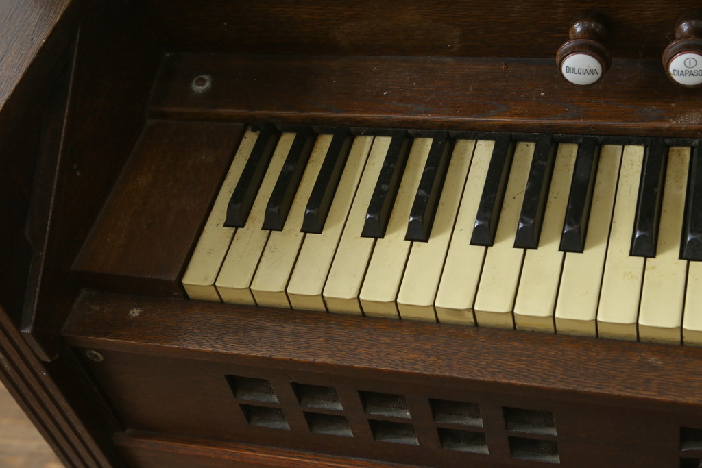 ジャンク品　和製アンティーク　昭和初期　YAMAHA(山葉・ヤマハ)　クラシカルなデザインが目を引く上質な楢(ナラ)材のオルガン(オブジェ、ディスプレイ)(R-083123)