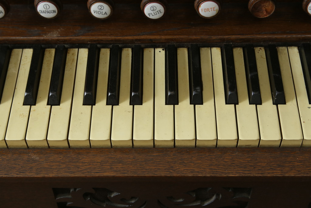 ジャンク品　和製アンティーク　昭和初期　YAMAHA(山葉・ヤマハ)　クラシカルなデザインが目を引く上質な楢(ナラ)材のオルガン(オブジェ、ディスプレイ)(R-083123)