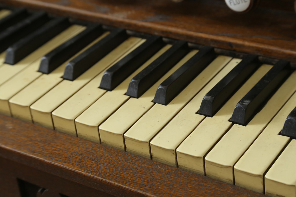 ジャンク品　和製アンティーク　昭和初期　YAMAHA(山葉・ヤマハ)　クラシカルなデザインが目を引く上質な楢(ナラ)材のオルガン(オブジェ、ディスプレイ)(R-083123)