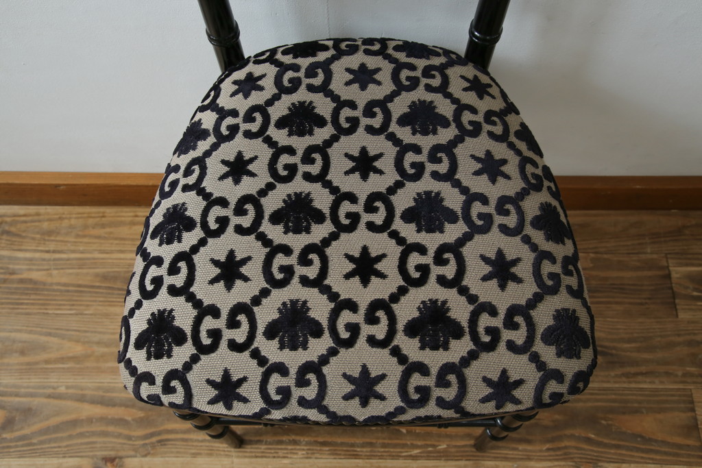 中古　超美品!!　グッチ(GUCCI)　GGジャカード　グッチを象徴するビー(ハチ)&スターモチーフのファブリックがおしゃれなキアヴァリチェア(ダイニングチェア、椅子、イス)(定価約37万4千円)(R-083320)