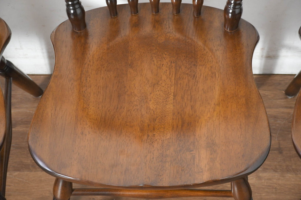 中古　美品　カリモク家具(karimoku)　コロニアルシリーズ(Colonial)　クラシカルな美しさと快適性を兼ね備えたウィンザーチェア4脚セット(ダイニングチェア、アームレスチェア、椅子、イス、バラ売り可能)(R-082710)