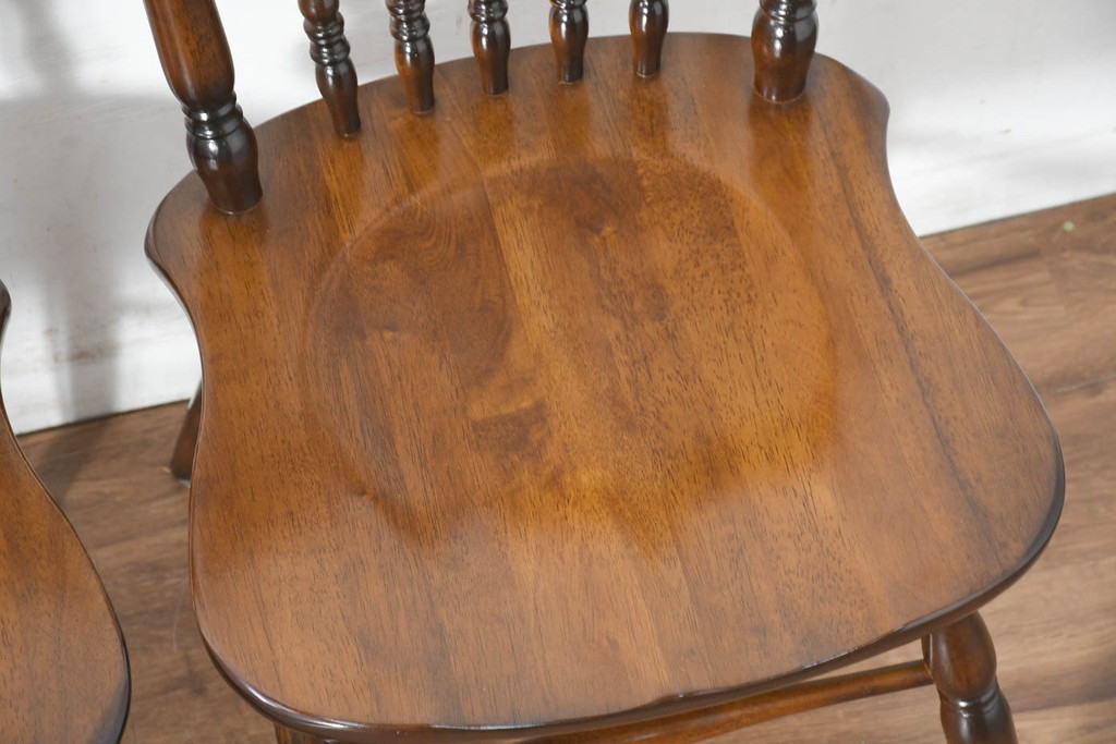 中古　美品　カリモク家具(karimoku)　コロニアルシリーズ(Colonial)　クラシカルな美しさと快適性を兼ね備えたウィンザーチェア4脚セット(ダイニングチェア、アームレスチェア、椅子、イス、バラ売り可能)(R-082710)