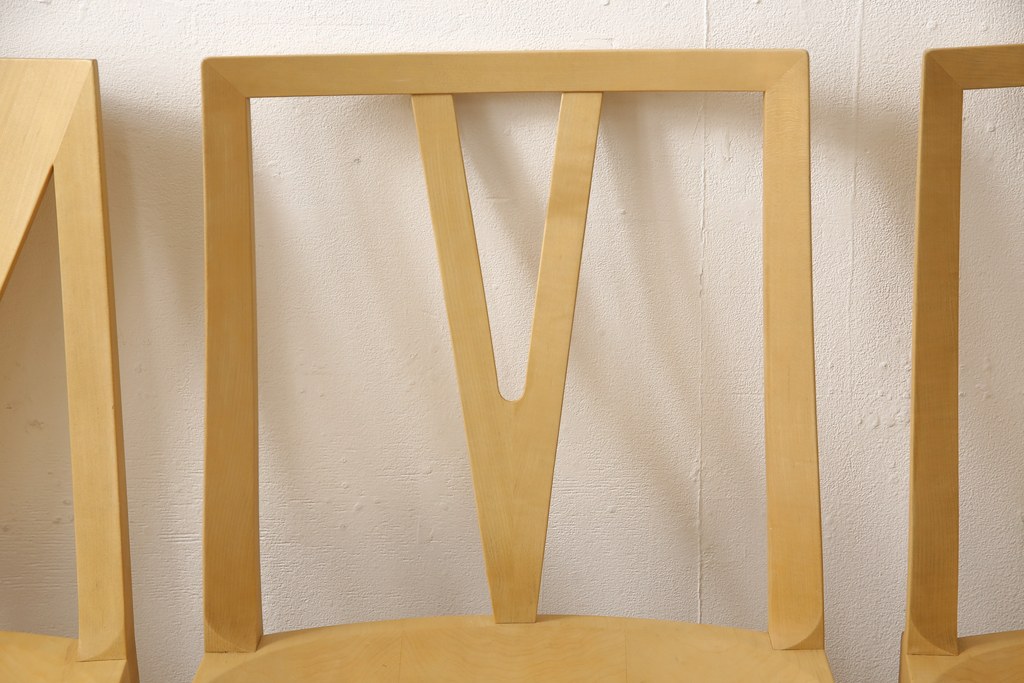ダイニングチェア4脚をストリップド加工してリメイク!1脚の背もたれの耳をカットし、すべての椅子の座面前方を丸く面取り。現状の塗膜、着色料を剥離し、ワックス仕上げ。