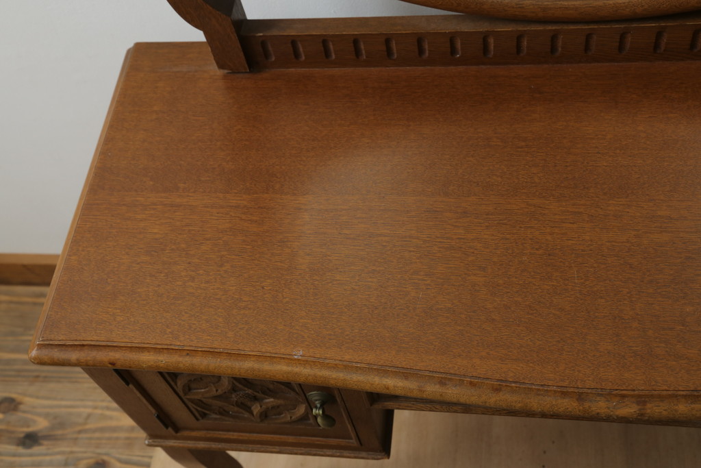 中古　神戸洋家具　彫刻入りで華やかなドレッサーとスツールのセット(化粧台、鏡台、ミラー、イス、椅子)(R-076428)