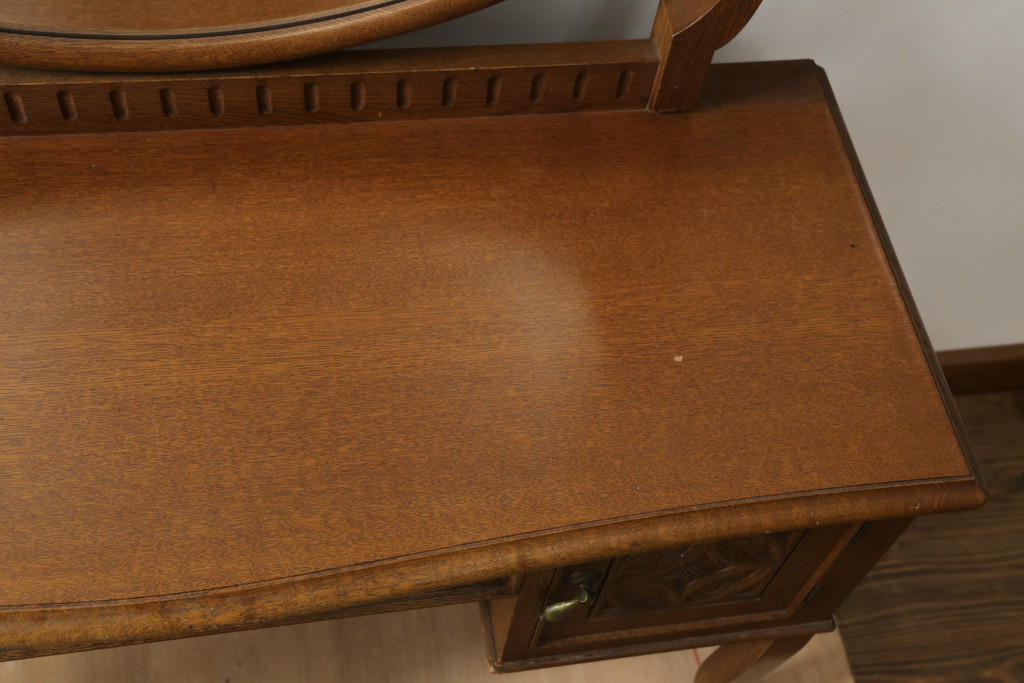 中古　神戸洋家具　彫刻入りで華やかなドレッサーとスツールのセット(化粧台、鏡台、ミラー、イス、椅子)(R-076428)