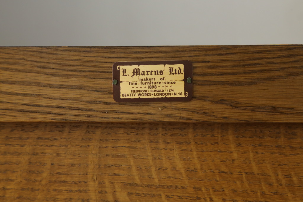 中古　イギリス製　Marcus(マーカス)社　オーク材　クラシカルな佇まいが魅力的なコーナーキャビネット(飾り棚、収納棚、戸棚、英国)(R-076242)