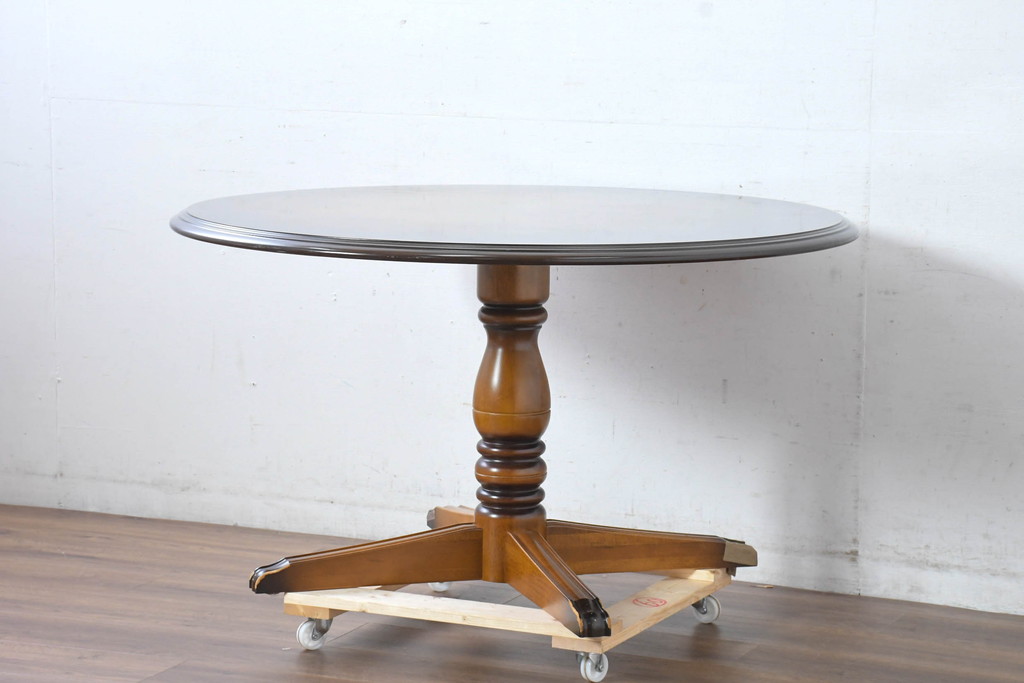 中古　カリモク家具(karimoku)　COLONIAL(コロニアル)シリーズ　カントリースタイルの柔らかな雰囲気の丸型ダイニングテーブル(ラウンドテーブル、丸テーブル、二人掛け、四人掛け、2人用、4人用、円卓)(R-083364)