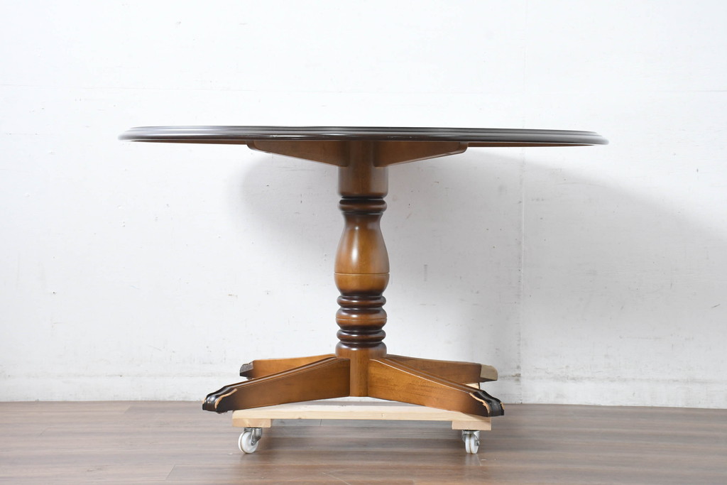 中古　カリモク家具(karimoku)　COLONIAL(コロニアル)シリーズ　カントリースタイルの柔らかな雰囲気の丸型ダイニングテーブル(ラウンドテーブル、丸テーブル、二人掛け、四人掛け、2人用、4人用、円卓)(R-083364)