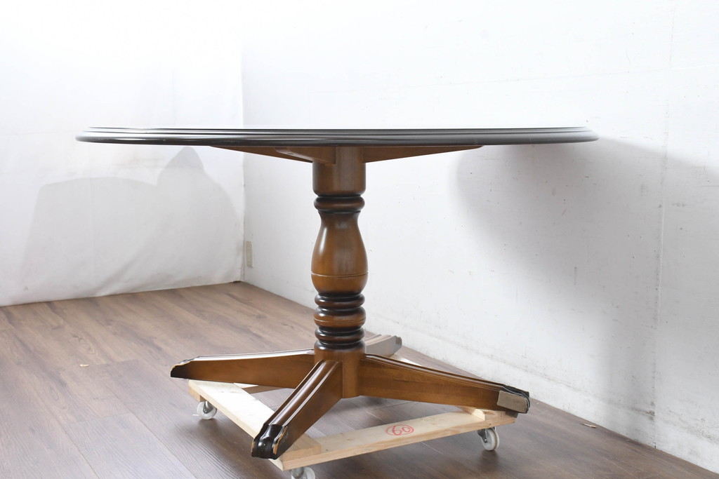 中古　カリモク家具(karimoku)　COLONIAL(コロニアル)シリーズ　カントリースタイルの柔らかな雰囲気の丸型ダイニングテーブル(ラウンドテーブル、丸テーブル、二人掛け、四人掛け、2人用、4人用、円卓)(R-083364)