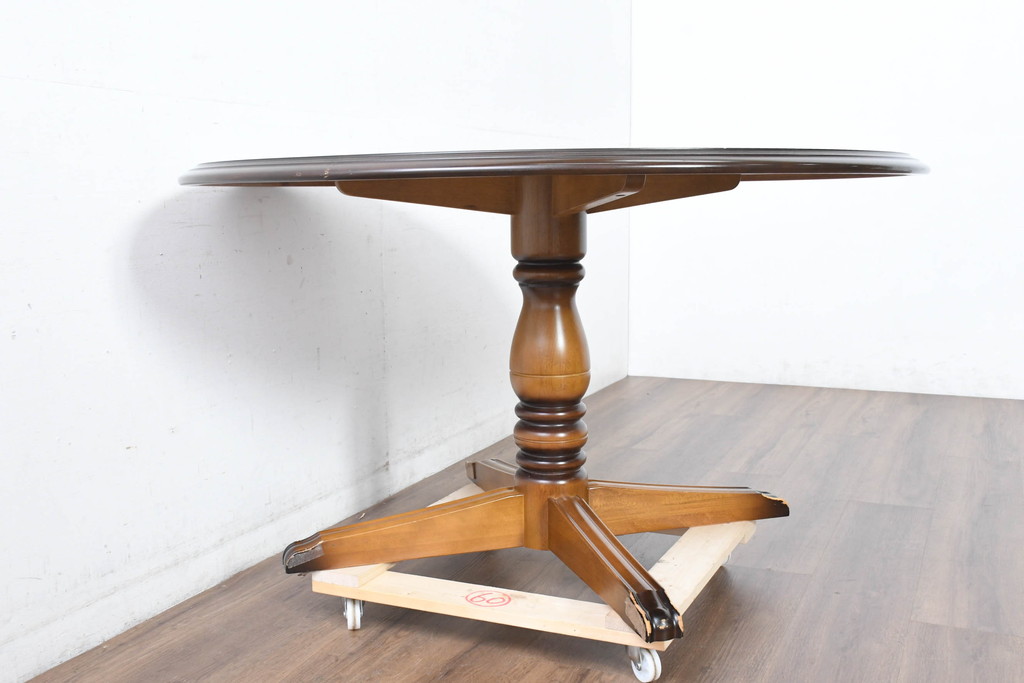 中古　カリモク家具(karimoku)　COLONIAL(コロニアル)シリーズ　カントリースタイルの柔らかな雰囲気の丸型ダイニングテーブル(ラウンドテーブル、丸テーブル、二人掛け、四人掛け、2人用、4人用、円卓)(R-083364)