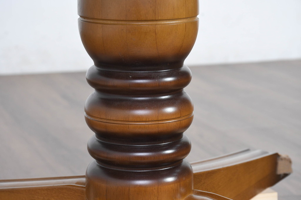 中古　カリモク家具(karimoku)　COLONIAL(コロニアル)シリーズ　カントリースタイルの柔らかな雰囲気の丸型ダイニングテーブル(ラウンドテーブル、丸テーブル、二人掛け、四人掛け、2人用、4人用、円卓)(R-083364)