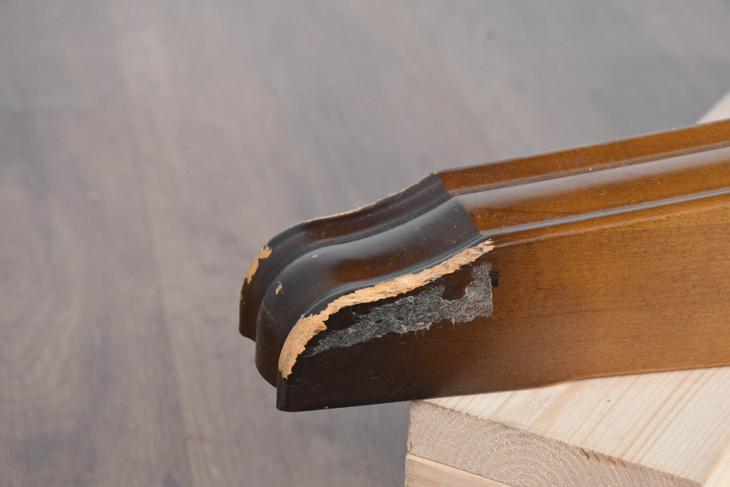 中古　カリモク家具(karimoku)　COLONIAL(コロニアル)シリーズ　カントリースタイルの柔らかな雰囲気の丸型ダイニングテーブル(ラウンドテーブル、丸テーブル、二人掛け、四人掛け、2人用、4人用、円卓)(R-083364)