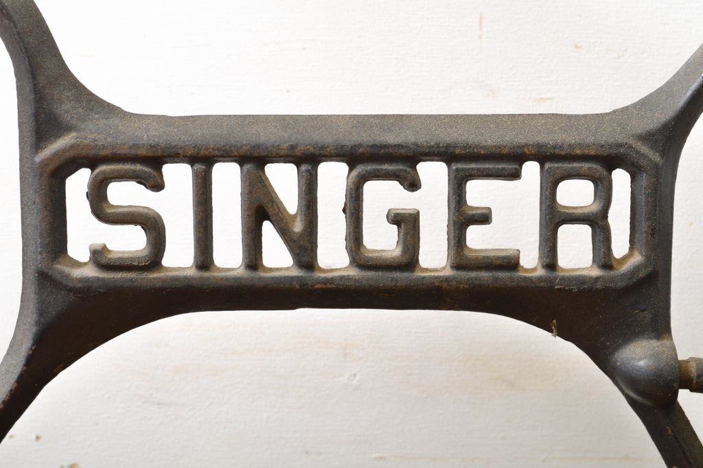 イギリスアンティーク　SINGER(シンガー)社　レトロな佇まいがお洒落なミシンの鉄脚(シンガーミシン、ミシンテーブル、ミシン台)(R-061918)