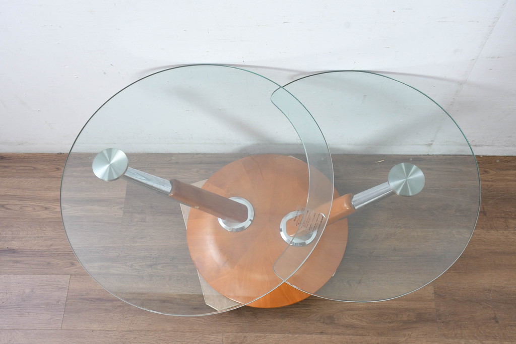 中古　美品　IDC大塚家具取り扱い　ドイツ高級家具　Ronald Schmitt (ロナルドシュミット)　スタイリッシュな佇まいの可動式ガラステーブル(センターテーブル、リビングテーブル、カフェテーブル、コーヒーテーブル)(R-083349)