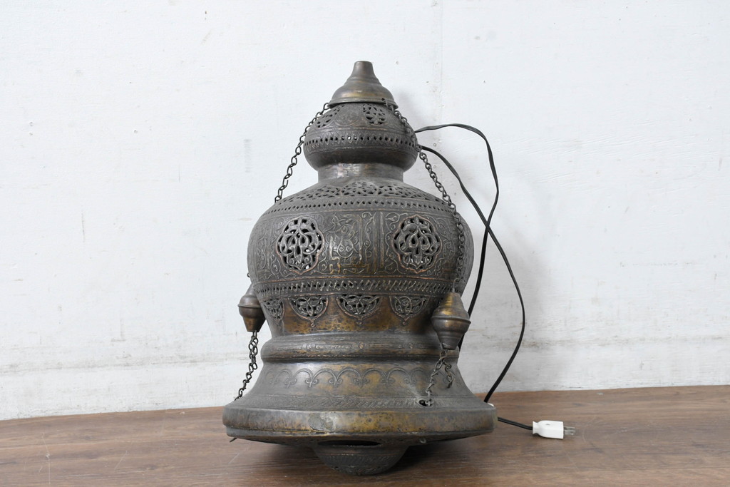 ビンテージ照明　真鍮製(ブラス)　精巧な透かし彫り　重厚なフォルムと存在感が目を惹く美しい大振りのランプ(しんちゅう、電気照明、吊り下げランプ、天井照明、ヴィンテージ)(R-083220)