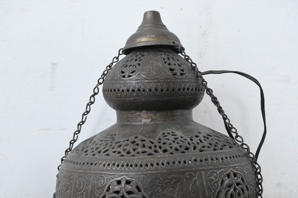 ビンテージ照明　真鍮製(ブラス)　精巧な透かし彫り　重厚なフォルムと存在感が目を惹く美しい大振りのランプ(しんちゅう、電気照明、吊り下げランプ、天井照明、ヴィンテージ)(R-083220)