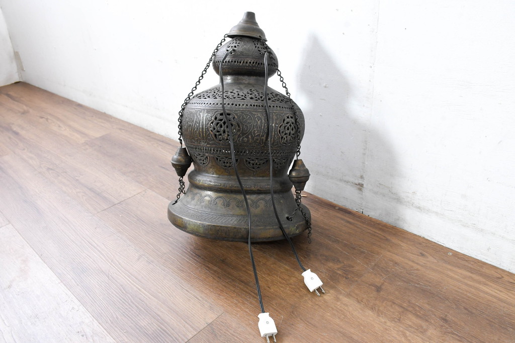 ビンテージ照明　真鍮製(ブラス)　精巧な透かし彫り　重厚なフォルムと存在感が目を惹く美しい大振りのランプ(しんちゅう、電気照明、吊り下げランプ、天井照明、ヴィンテージ)(R-083220)