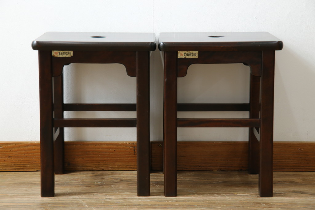 中古　北海道民芸家具　落ち着きのある空間づくりにおすすめのスツール2脚セット(花台、板座、飾り台、ディスプレイ台、バラ売り可能)(R-080702)