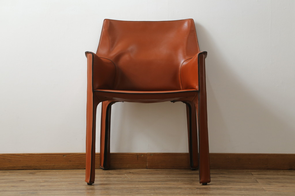 中古　Cassina(カッシーナ)　413　CAB(キャブ)　MARIO BELLINI(マリオベリーニ)　本革(レザー)　シンプルモダンな空間づくりに活躍するアームチェア(ダイニングチェア、椅子、イス)(定価約41万8千円)(R-075849)