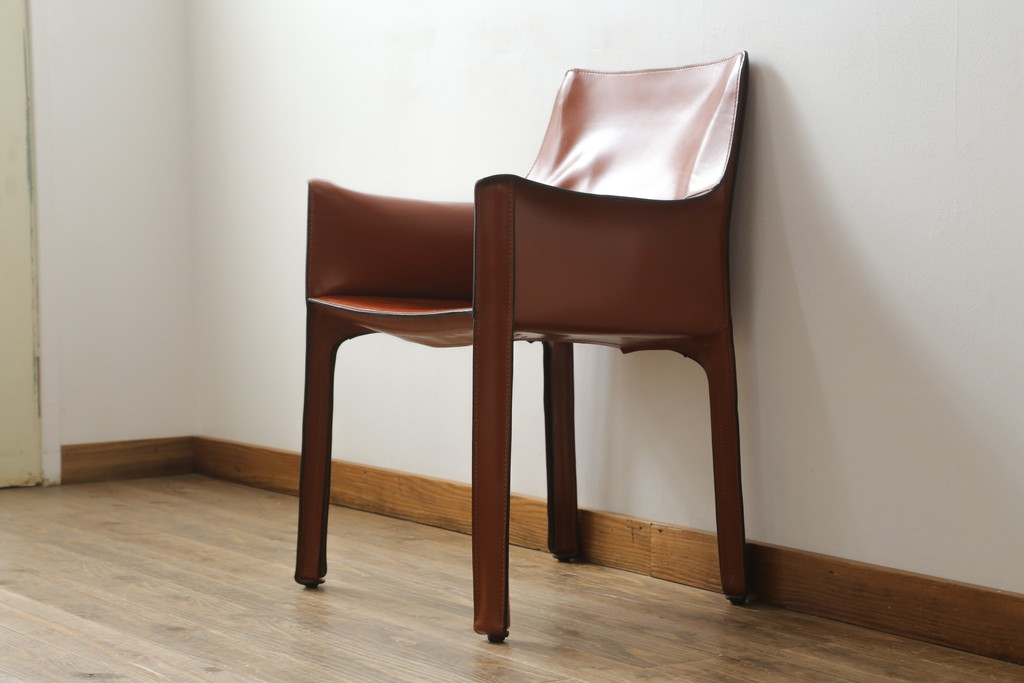 中古　Cassina(カッシーナ)　413　CAB(キャブ)　MARIO BELLINI(マリオベリーニ)　本革(レザー)　シンプルモダンな空間づくりに活躍するアームチェア(ダイニングチェア、椅子、イス)(定価約41万8千円)(R-075849)