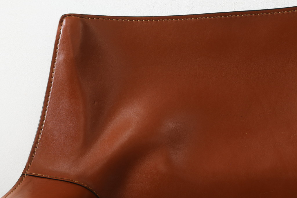 中古　Cassina(カッシーナ)　413　CAB(キャブ)　MARIO BELLINI(マリオベリーニ)　本革(レザー)　シンプルモダンな空間づくりに活躍するアームチェア(ダイニングチェア、椅子、イス)(定価約41万8千円)(R-075849)