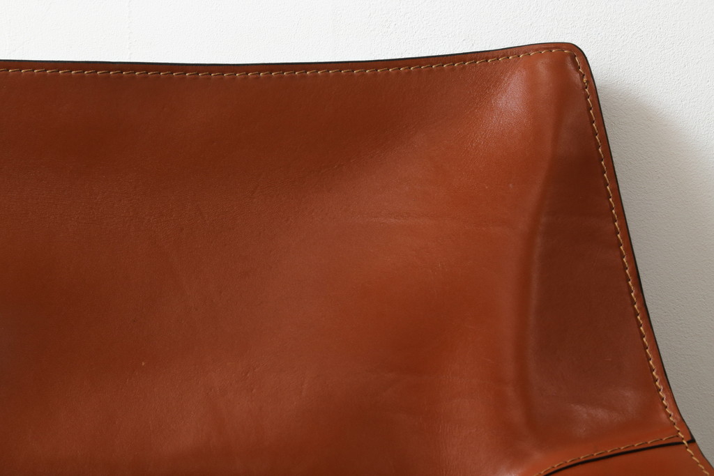 中古　Cassina(カッシーナ)　413　CAB(キャブ)　MARIO BELLINI(マリオベリーニ)　本革(レザー)　シンプルモダンな空間づくりに活躍するアームチェア(ダイニングチェア、椅子、イス)(定価約41万8千円)(R-075849)