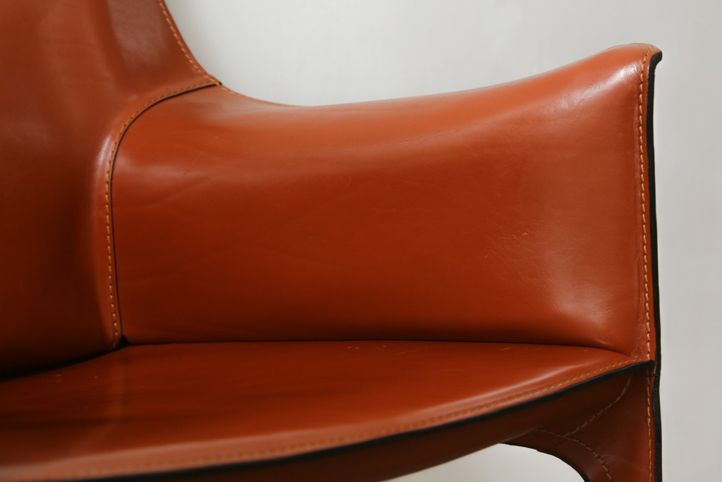 中古　Cassina(カッシーナ)　413　CAB(キャブ)　MARIO BELLINI(マリオベリーニ)　本革(レザー)　シンプルモダンな空間づくりに活躍するアームチェア(ダイニングチェア、椅子、イス)(定価約41万8千円)(R-075849)
