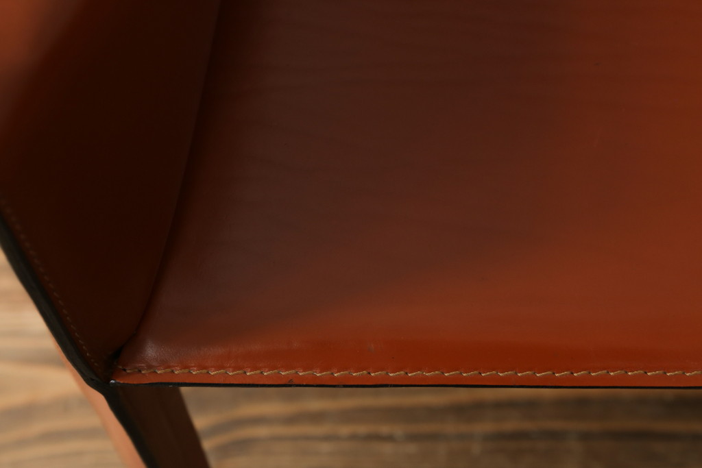 中古　Cassina(カッシーナ)　413　CAB(キャブ)　MARIO BELLINI(マリオベリーニ)　本革(レザー)　シンプルモダンな空間づくりに活躍するアームチェア(ダイニングチェア、椅子、イス)(定価約41万8千円)(R-075849)