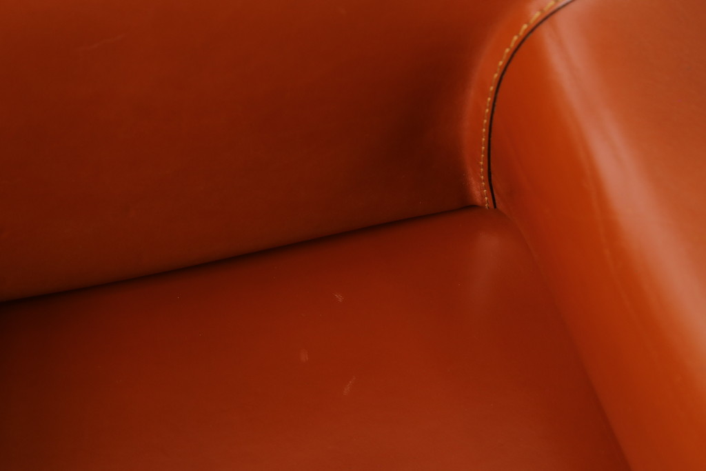中古　Cassina(カッシーナ)　413　CAB(キャブ)　MARIO BELLINI(マリオベリーニ)　本革(レザー)　シンプルモダンな空間づくりに活躍するアームチェア(ダイニングチェア、椅子、イス)(定価約41万8千円)(R-075849)