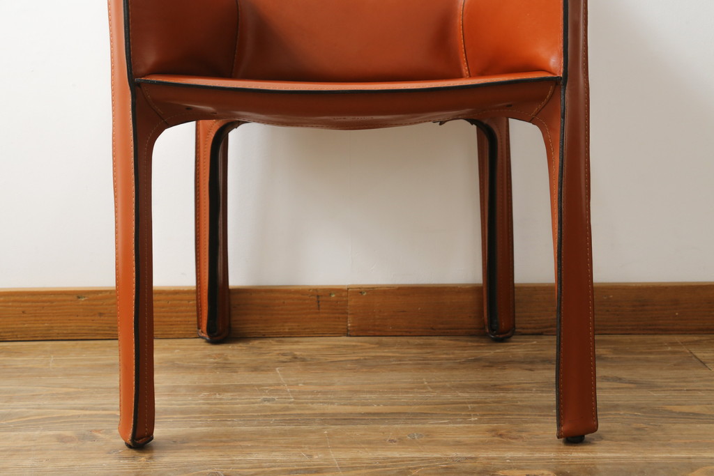 中古　Cassina(カッシーナ)　413　CAB(キャブ)　MARIO BELLINI(マリオベリーニ)　本革(レザー)　シンプルモダンな空間づくりに活躍するアームチェア(ダイニングチェア、椅子、イス)(定価約41万8千円)(R-075849)