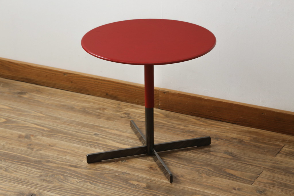 中古　美品　イタリア家具　Poltrona Frau(ポルトローナ フラウ)　BOB(ボブ) ロータイプ　ジャン・マリー・マッソー　スタイリッシュなデザインが魅力のサイドテーブル(ローテーブル、センターテーブル、ラウンドテーブル、丸テーブル、カフェテーブル、コーヒーテーブル)(R-074863)