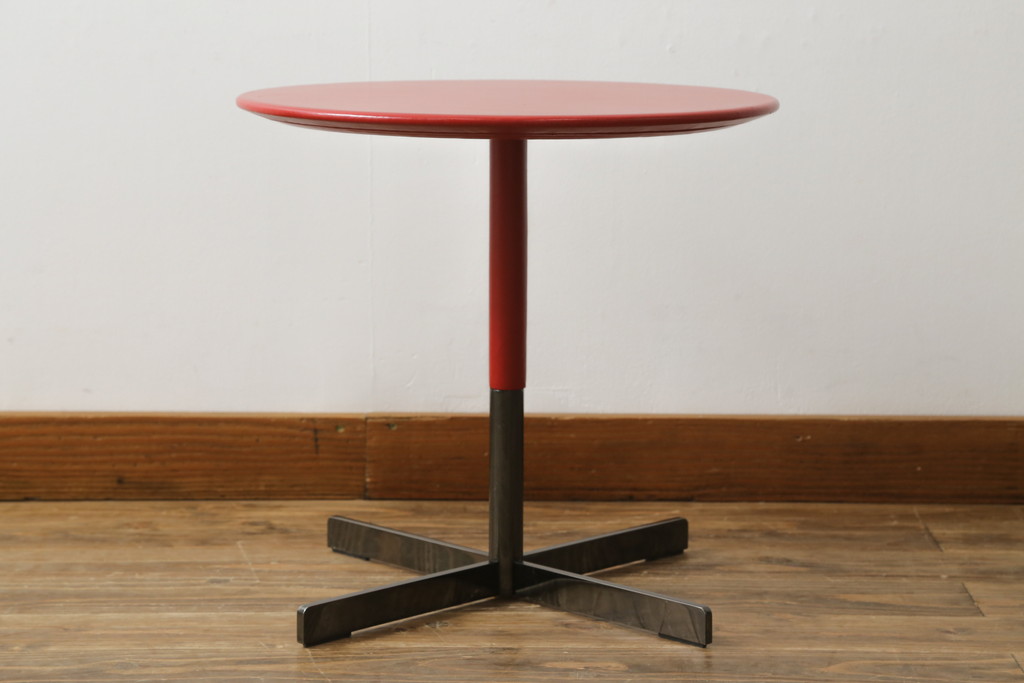中古　美品　イタリア家具　Poltrona Frau(ポルトローナ フラウ)　BOB(ボブ) ロータイプ　ジャン・マリー・マッソー　スタイリッシュなデザインが魅力のサイドテーブル(ローテーブル、センターテーブル、ラウンドテーブル、丸テーブル、カフェテーブル、コーヒーテーブル)(R-074863)