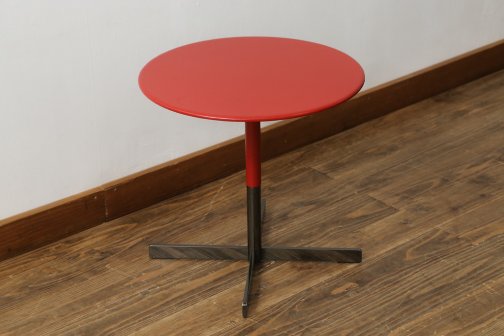 中古　美品　イタリア家具　Poltrona Frau(ポルトローナ フラウ)　BOB(ボブ) ロータイプ　ジャン・マリー・マッソー　スタイリッシュなデザインが魅力のサイドテーブル(ローテーブル、センターテーブル、ラウンドテーブル、丸テーブル、カフェテーブル、コーヒーテーブル)(R-074863)