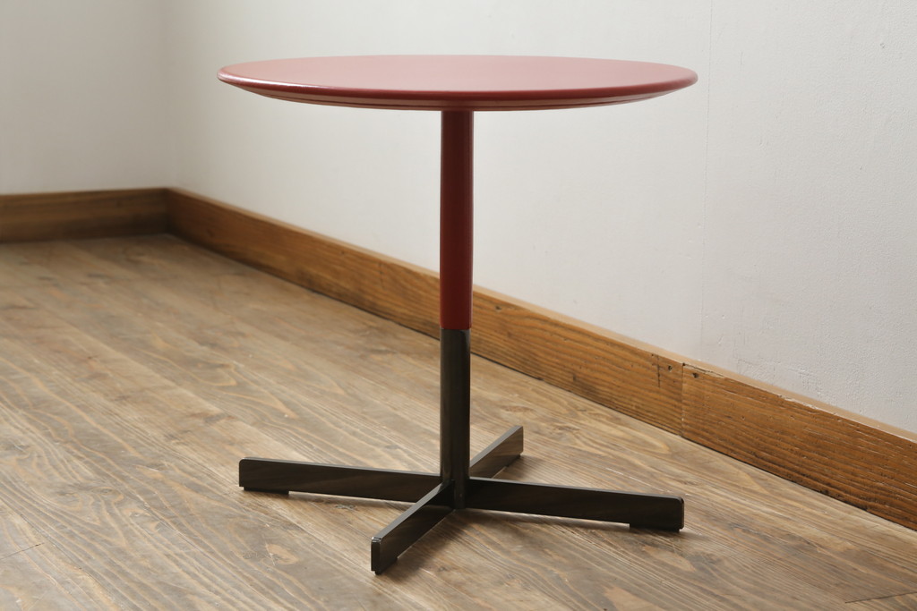 中古　美品　イタリア家具　Poltrona Frau(ポルトローナ フラウ)　BOB(ボブ) ロータイプ　ジャン・マリー・マッソー　スタイリッシュなデザインが魅力のサイドテーブル(ローテーブル、センターテーブル、ラウンドテーブル、丸テーブル、カフェテーブル、コーヒーテーブル)(R-074863)