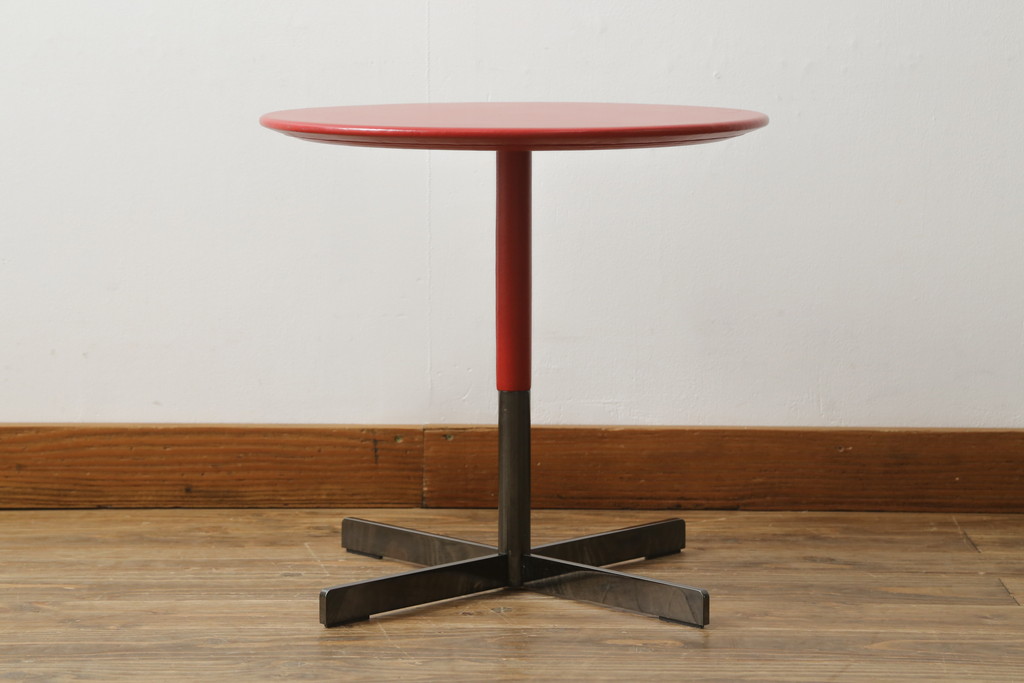 中古　美品　イタリア家具　Poltrona Frau(ポルトローナ フラウ)　BOB(ボブ) ロータイプ　ジャン・マリー・マッソー　スタイリッシュなデザインが魅力のサイドテーブル(ローテーブル、センターテーブル、ラウンドテーブル、丸テーブル、カフェテーブル、コーヒーテーブル)(R-074863)