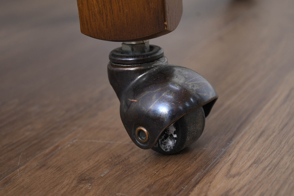 中古　カリモク家具(karimoku)　ゆったりと座れるキャスター付きダイニングアームチェア4脚セット(ダイニングチェア、イス、椅子、バラ売り可能)(定価4脚で約32万円)(R-083251)