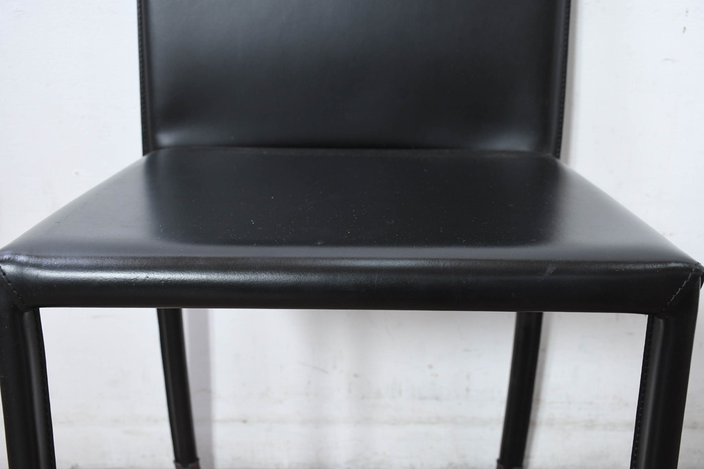 中古　美品　イタリア　calligaris(カリガリス)　本革　洗練されたデザインで高級感と快適さを兼ね備えた上質なダイニングチェア4脚セット(レザー、イス、椅子、ばら売可能)(R-083250)