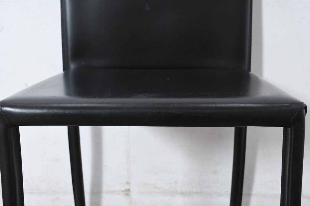 中古　美品　イタリア　calligaris(カリガリス)　本革　洗練されたデザインで高級感と快適さを兼ね備えた上質なダイニングチェア4脚セット(レザー、イス、椅子、ばら売可能)(R-083250)