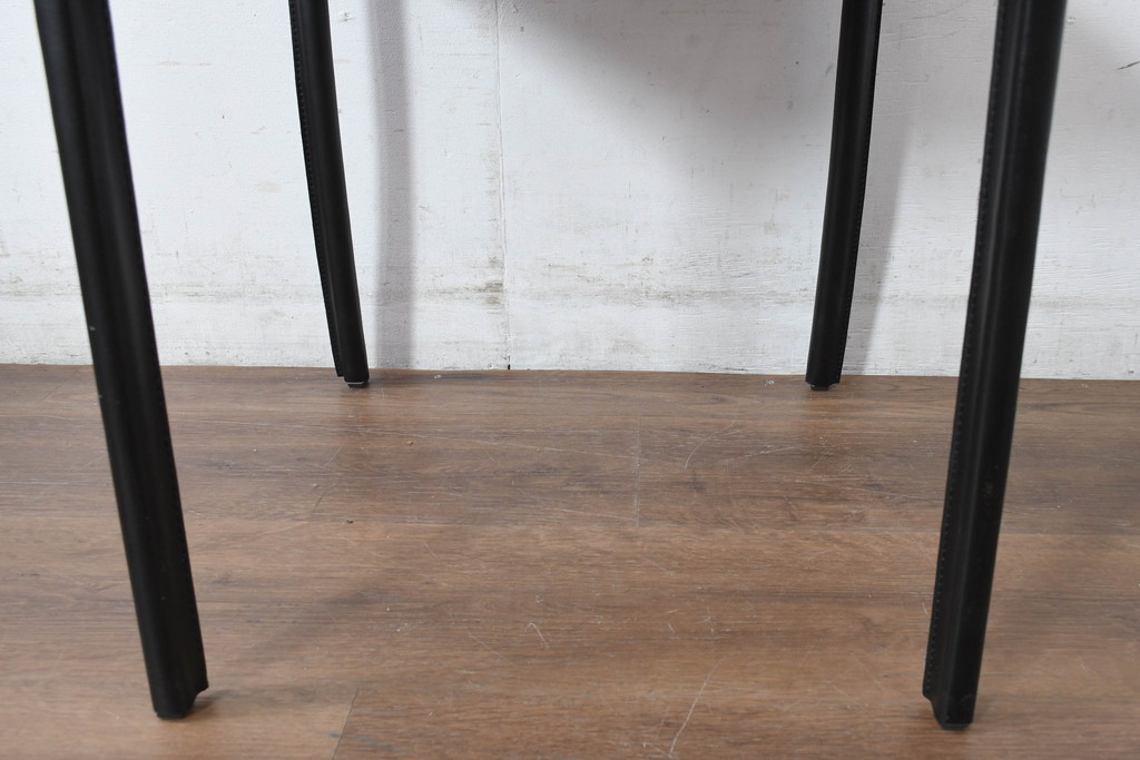 中古　美品　イタリア　calligaris(カリガリス)　本革　洗練されたデザインで高級感と快適さを兼ね備えた上質なダイニングチェア4脚セット(レザー、イス、椅子、ばら売可能)(R-083250)