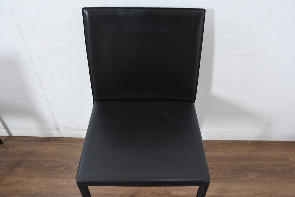 中古　美品　イタリア　calligaris(カリガリス)　本革　洗練されたデザインで高級感と快適さを兼ね備えた上質なダイニングチェア4脚セット(レザー、イス、椅子、ばら売可能)(R-083250)