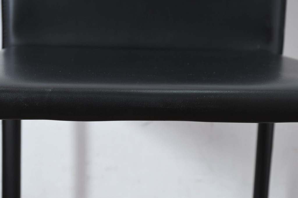 中古　美品　イタリア　calligaris(カリガリス)　本革　洗練されたデザインで高級感と快適さを兼ね備えた上質なダイニングチェア4脚セット(レザー、イス、椅子、ばら売可能)(R-083250)